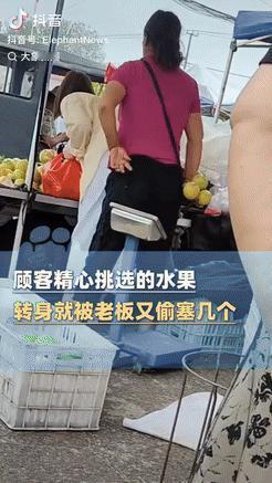 坏了良心了！江苏连云港，一女子去路边摊买水果，挑选完后让摊主称重，不料，就在摊主