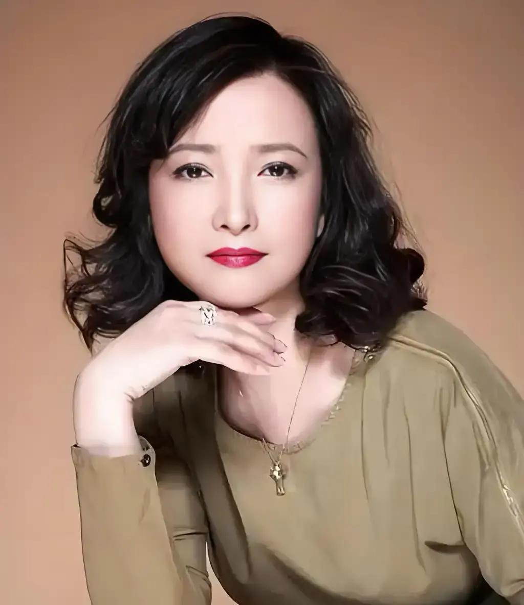 5岁和12岁开始学戏，差这7年，就是天堑。
 
何晴5岁压腿吊嗓子，闺门旦的韵律