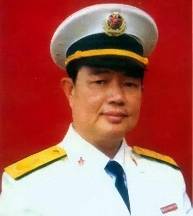 陈伟文六次海上战役均获胜并收复大量领土，究竟为何被安排提前退休的原因？
2019