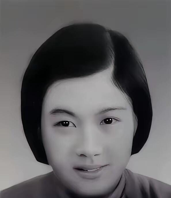 1942年，女地下党员罗文坤被捕，敌人见她不屈服，就把她放了用户要的不是普通改写