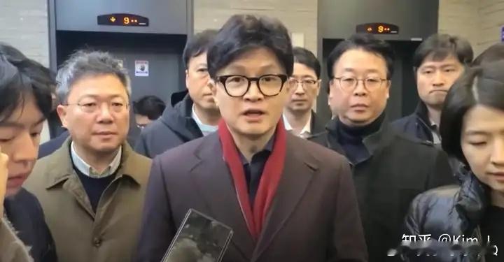 这一晚韩国发生了什么  在野党反对派搞事，这不是司空见惯的？又没有搞军事政变，尹