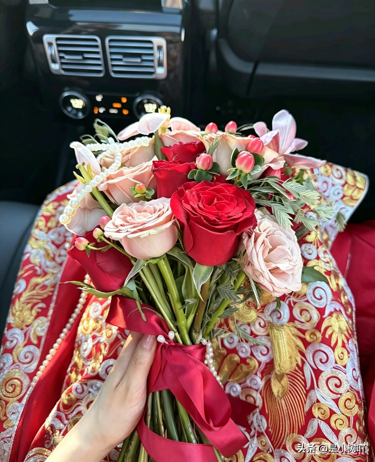 见过只摆四桌的婚礼吗？朋友的儿子办婚礼，真的刷新我的认知。

酒店简单订了场地，