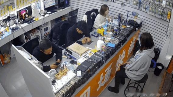 这手机还带着脐带