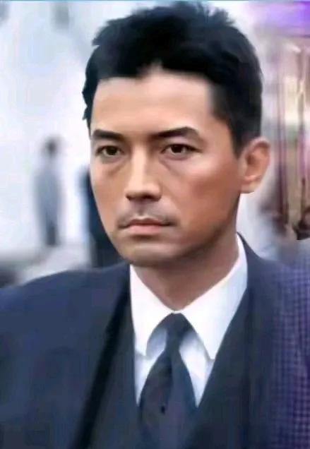 尊龙到底算不算帅哥？很多人说尊龙是亚洲最帅的男人，他既没有金城武那样棱角分明的五