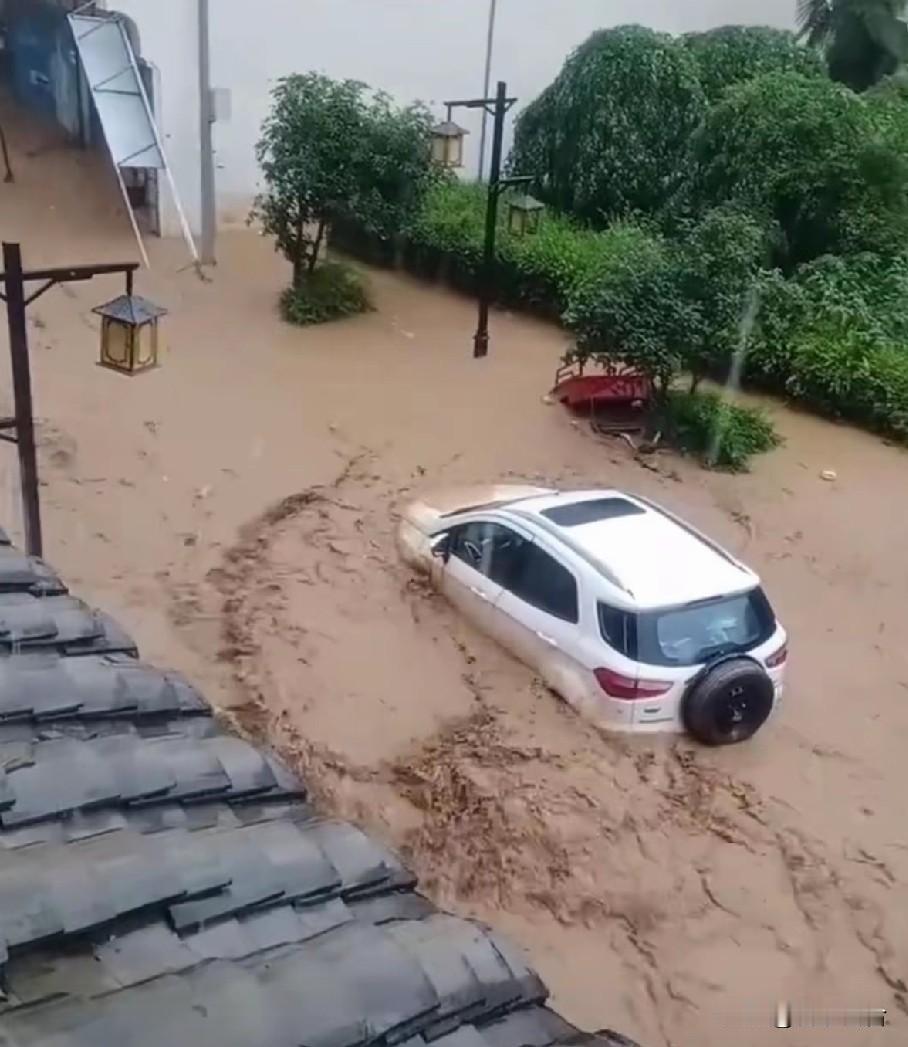 人在家中坐，祸从天上来。

近日陕西商洛因暴雨泛滥，致河边一棺材厂被大水淹没，1