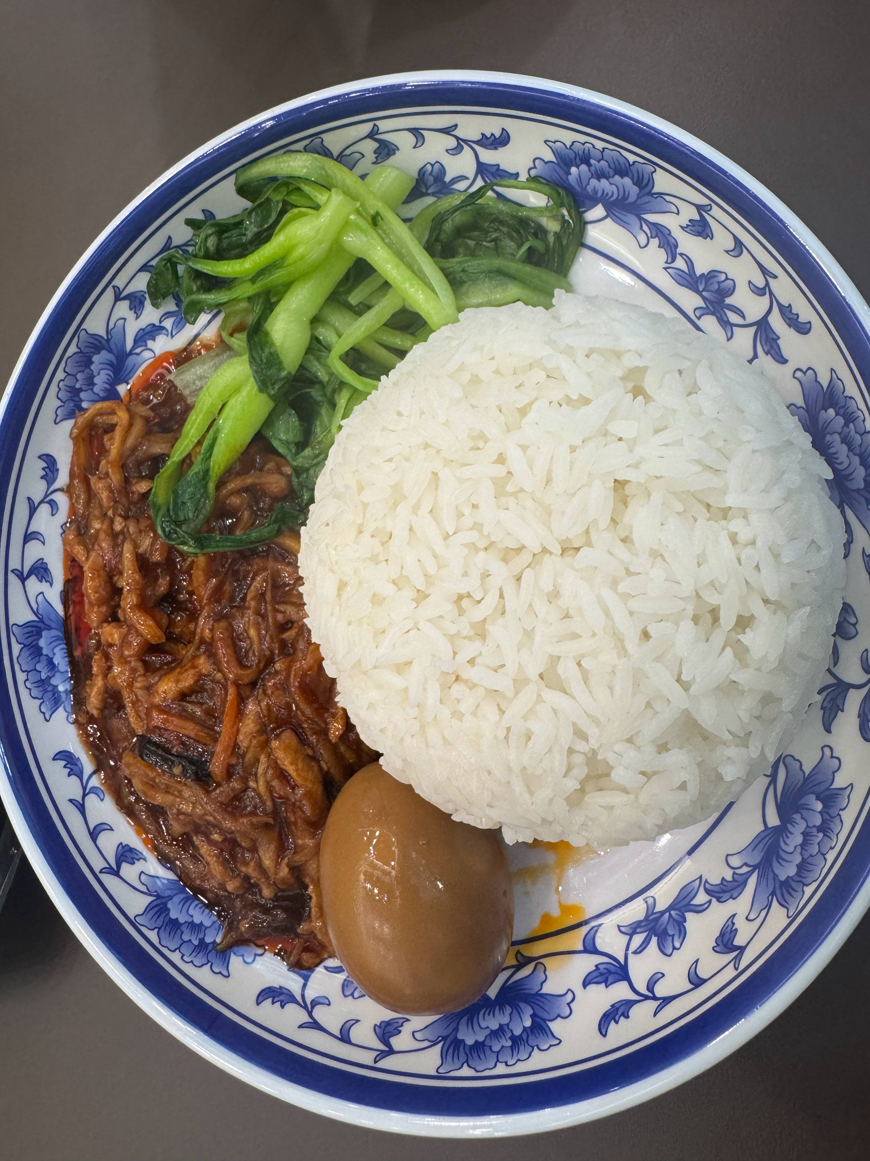 一会儿赶高铁，随便找了个地方吃饭。这不纯纯大预制嘛？我都怀疑是刚开袋的。 