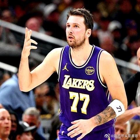 《东契奇揽4项纪录，仍无缘日最佳，约基奇数据前无古人》掘金打独行侠，约基奇拿了2
