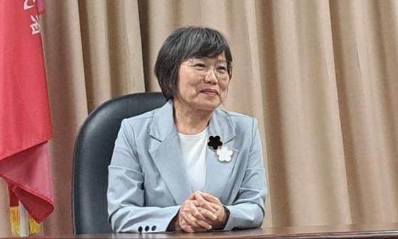 “台独”向大陆泼脏水。
台媒报道，日裔台籍媒体人矢板明夫6日遭大陆籍港人殴打，“
