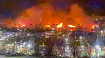 明天和意外，谁都不知道哪个先来！
广西侨港27号晚上又突发大火！
大片渔船被烧毁