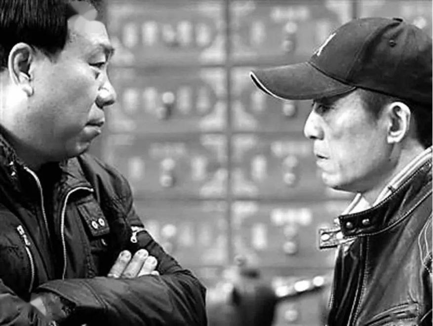 1997年，张艺谋的父亲临终前，在病榻之上，满是担忧地对他说：“儿子，你要小心张