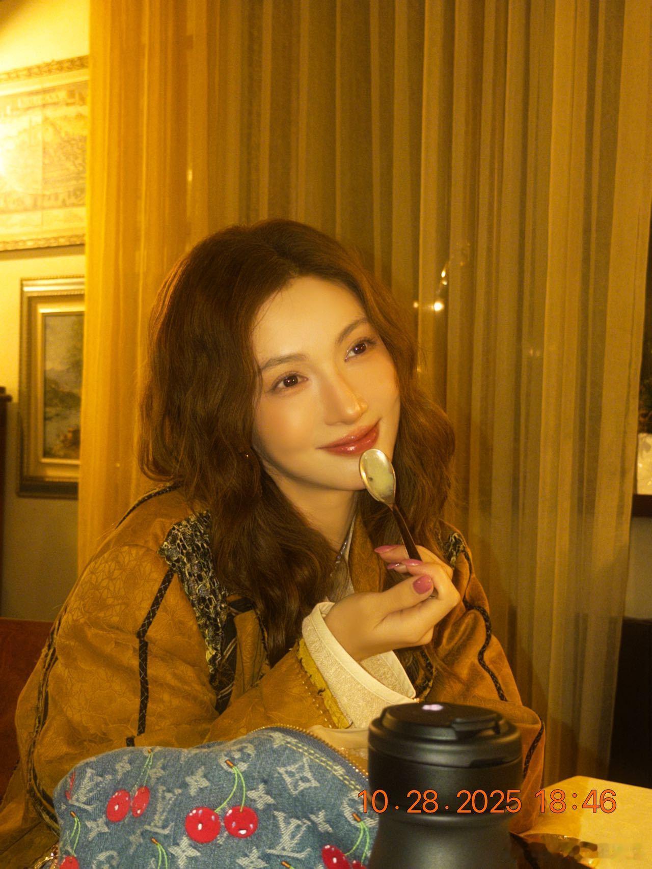 金晨的每一个瞬间都散发着童话般的美丽，金卷发与意大利的风景交相辉映，简直是梦幻般