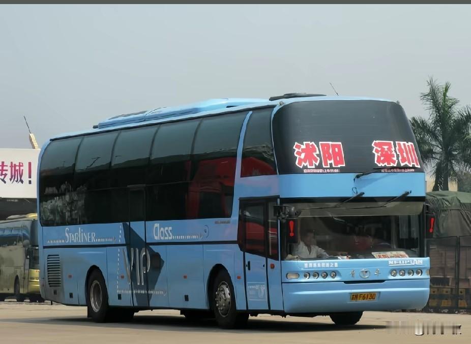 在高铁尚未普及、跨省交通尚不便捷的年代，长途客运大巴撑起了国人跨城迁徙的半壁江山