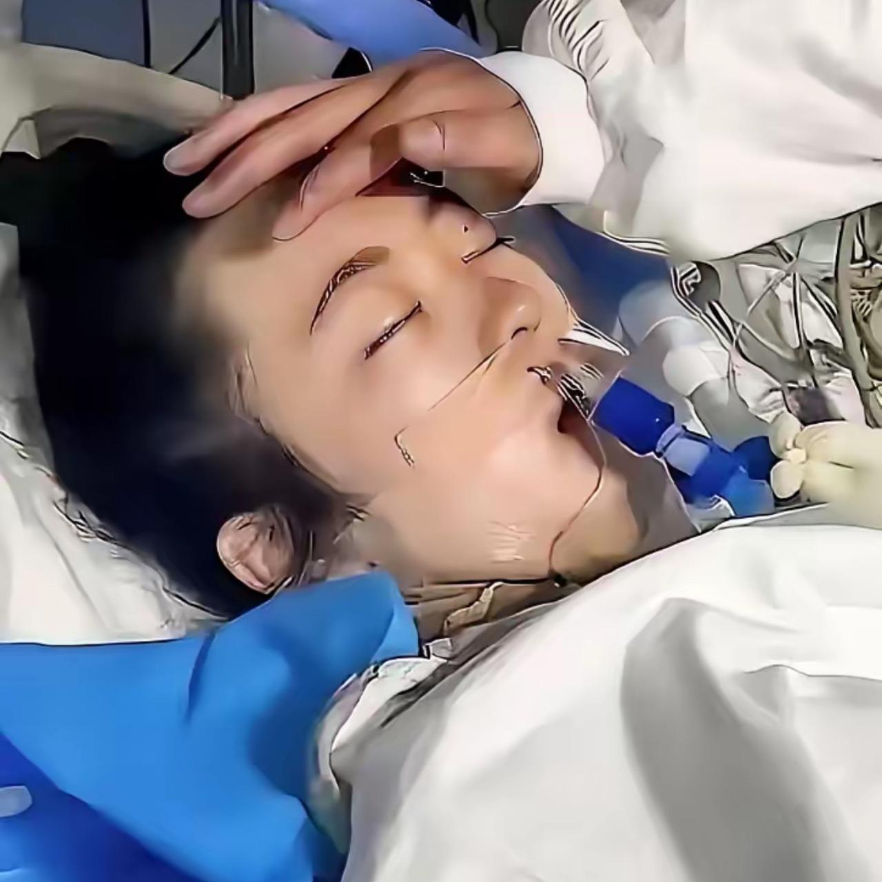 河南，21岁的女孩陈雪，在临终前把自己的眼角膜捐给了失明的弟弟亮亮，手术拆纱布那