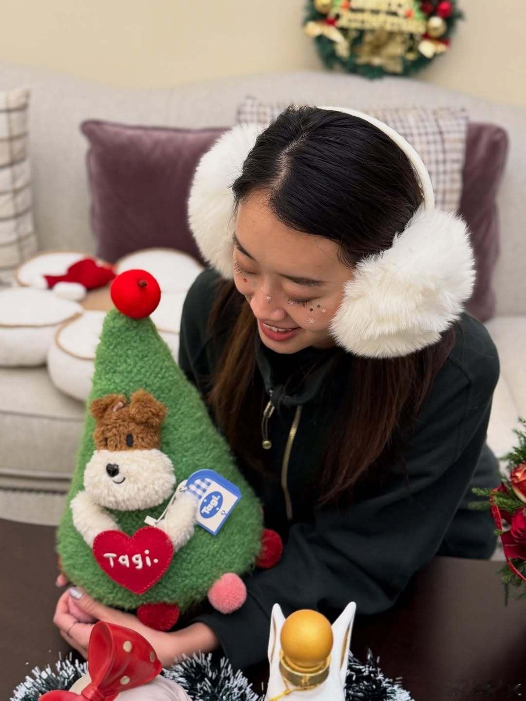 上海光明优倍女排薛翼枝薛翼枝的圣诞节，部分照片看着也挺抽象的 