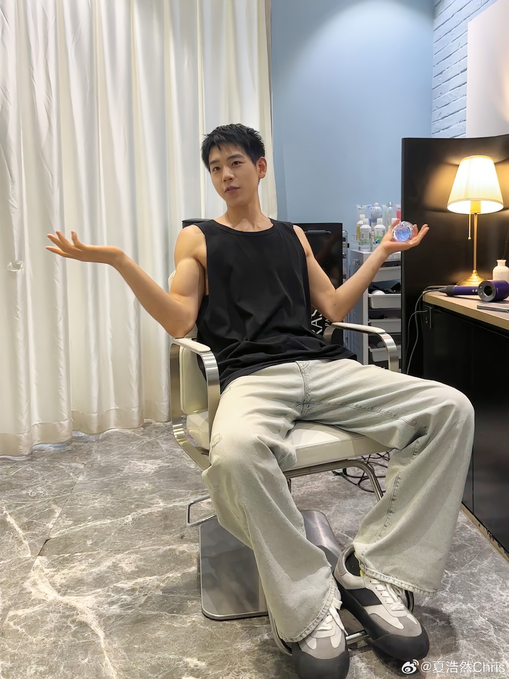 田曦薇夏浩然你俩吓到我了 这俩人是不是偷偷练过？同步率百分之百，鞠完躬还一脸正经
