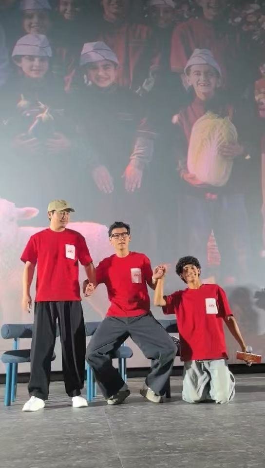 沈腾蒋奇明奥马尔拍全家福沈腾蒋奇明奥马尔还原全家福谁被这张全家福戳中内心！戏内留