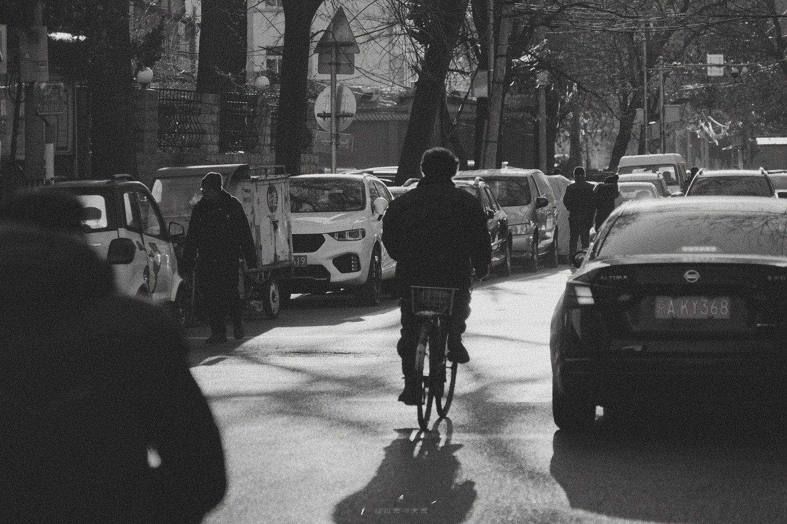 人既要被繁华震撼过，又要被质朴感动过，这两种体会之间，丈量着一个生命能够拥有的宽