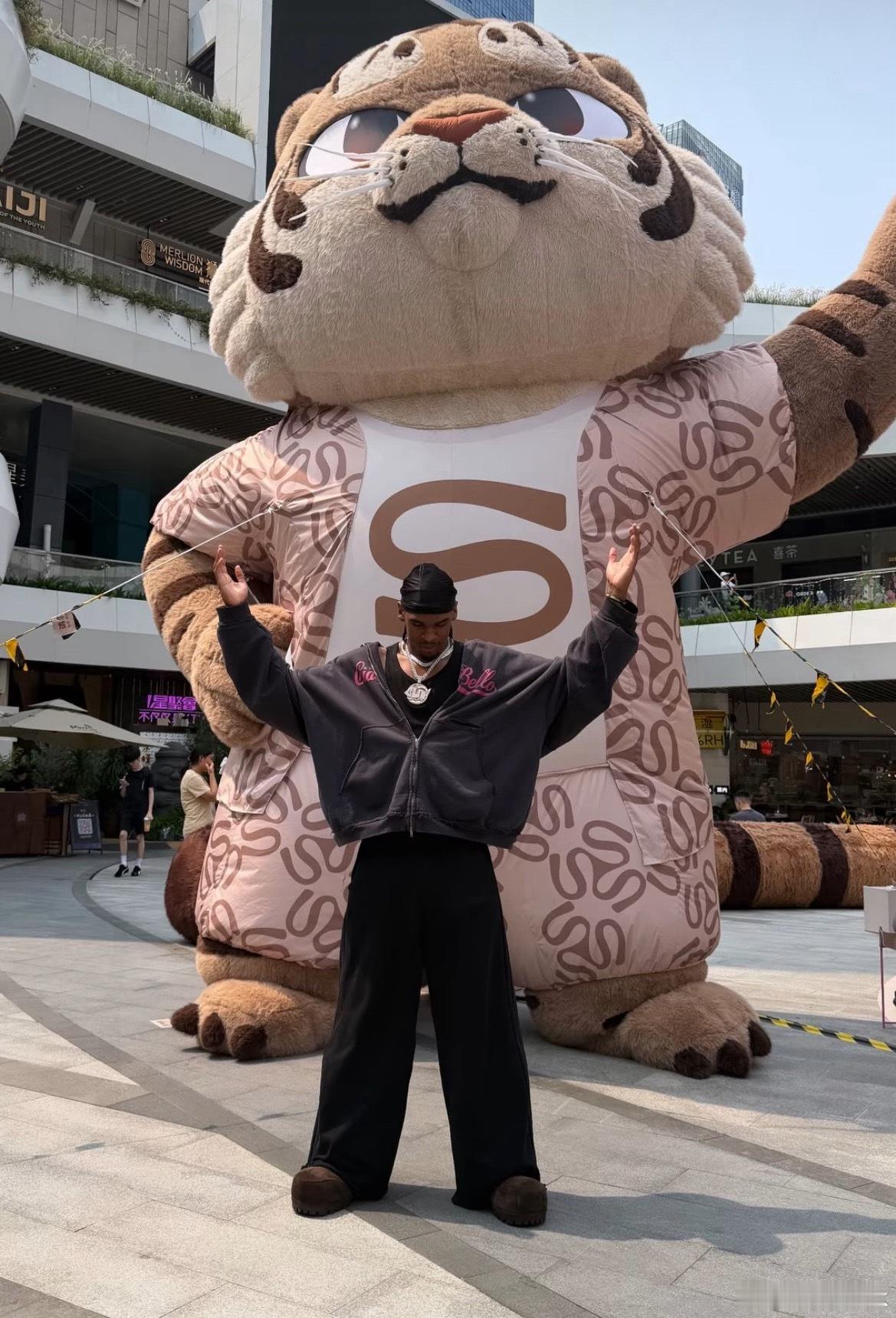 克里斯托弗——热火球迷熟悉的名字，曾代表热火出战夏季联赛，获得冠军并荣膺MVP。