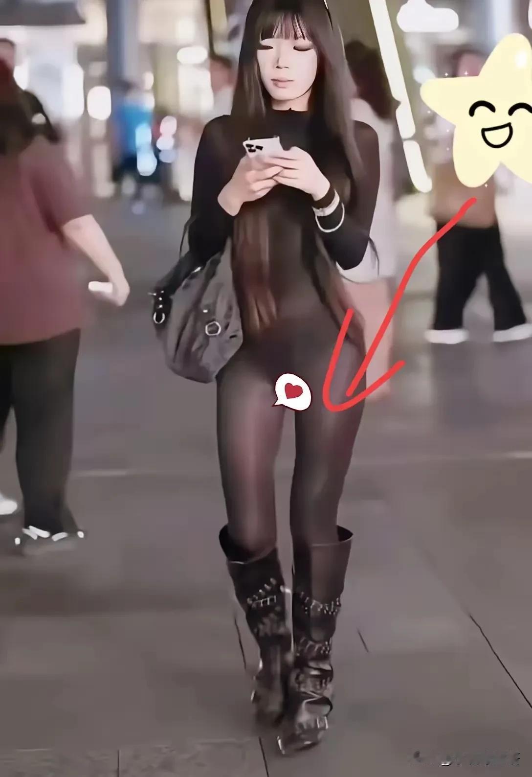 辣眼睛啊  真的辣眼睛

今天看到这一幕
一女子身着黑色连体紧身衣和黑色长靴，长