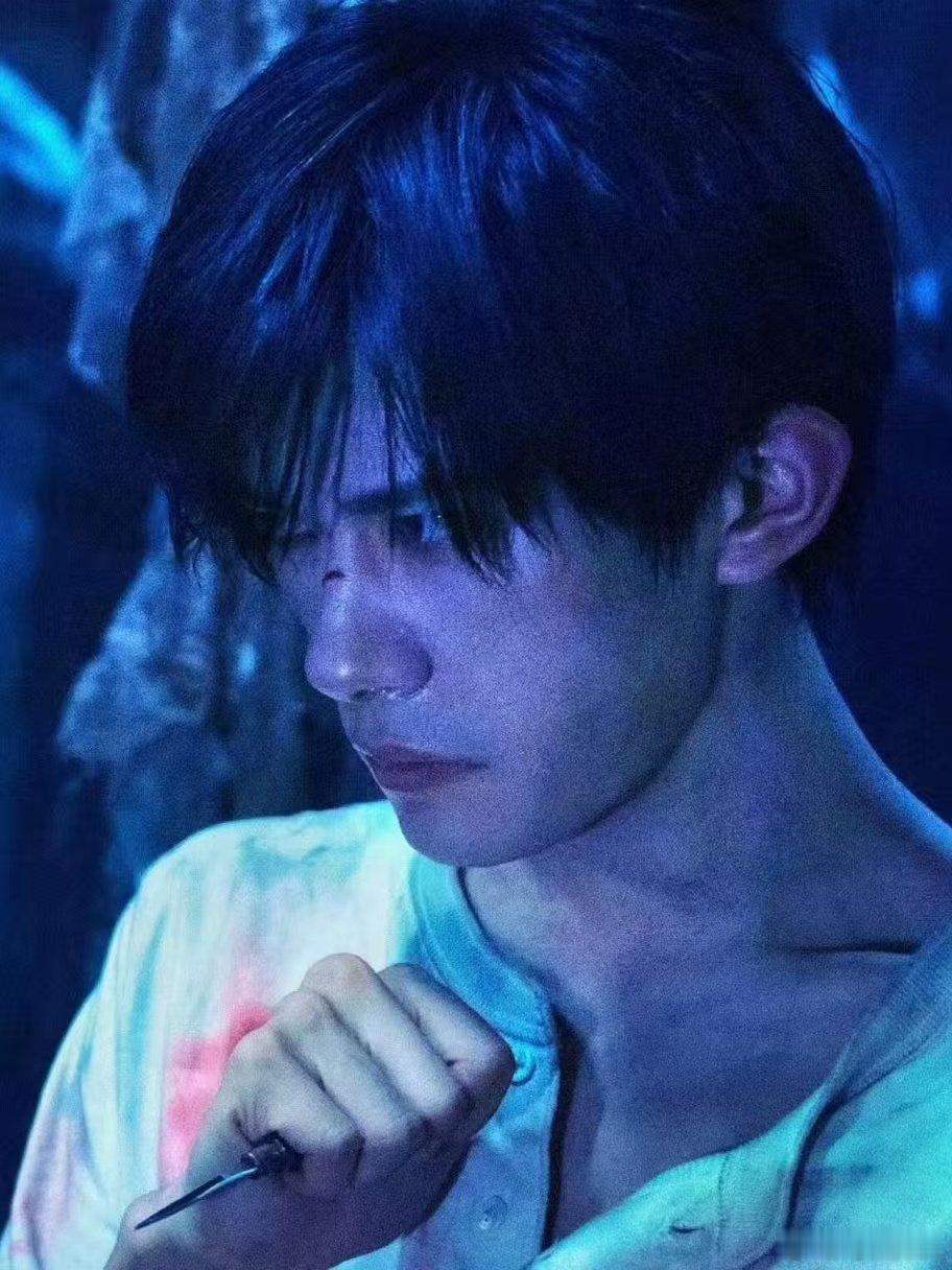 谁能面不改色和易烊千玺对视 千玺在《狂野时代》的眼神细腻到极致，不用台词就共情力