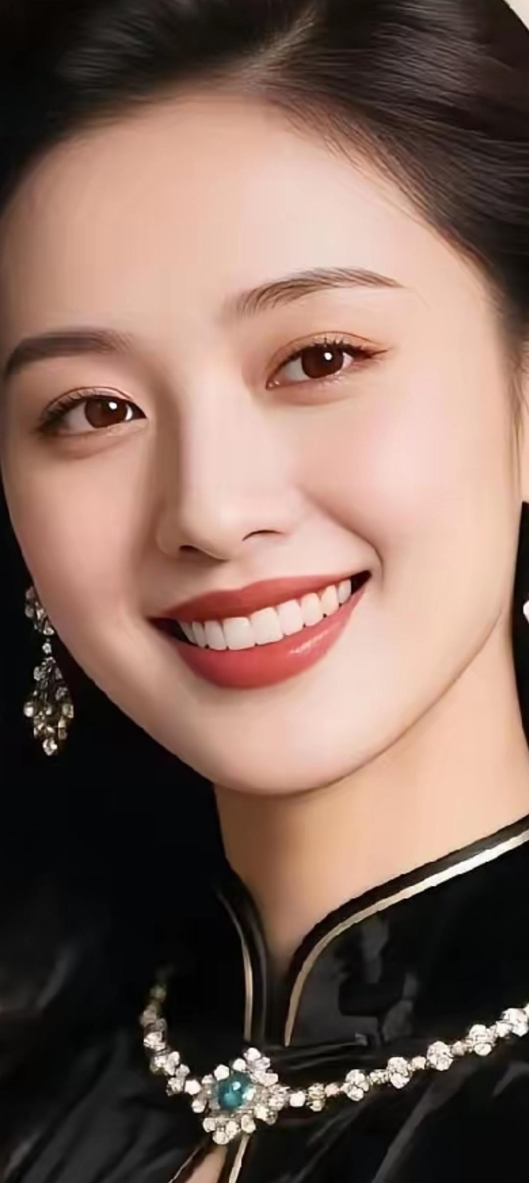 优雅黑裙，闪耀珠宝，自信微笑，气质满分！