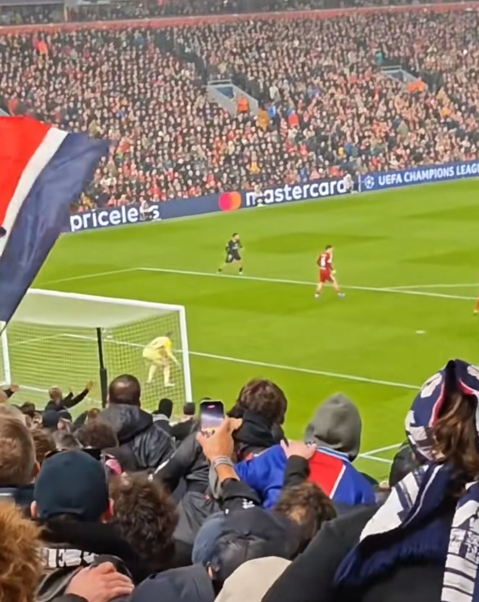 利物浦0比2巴黎圣日耳曼很遗憾安菲尔德奇迹没能上演，利物浦主场0-2再负巴黎，两