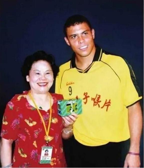 2003年，罗纳尔多来到中国，一个富婆对他说：“只要你陪我吃顿饭，我就给你30万