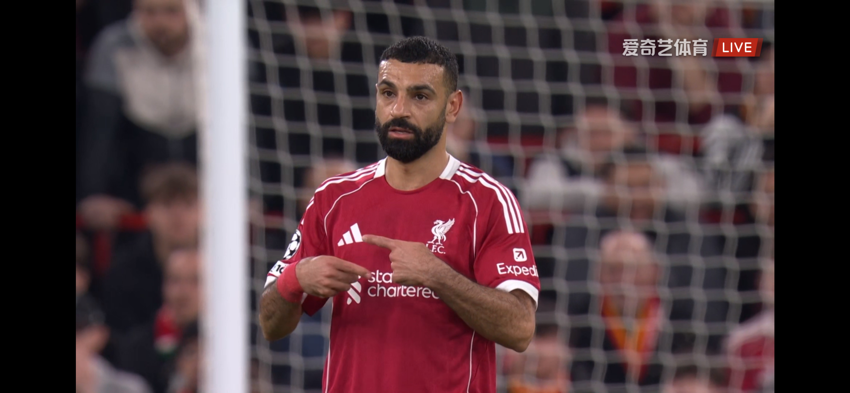 萨拉赫主动要求换人了，换下去之前自己坐在草坪上。感觉可能是有点小问题….. 