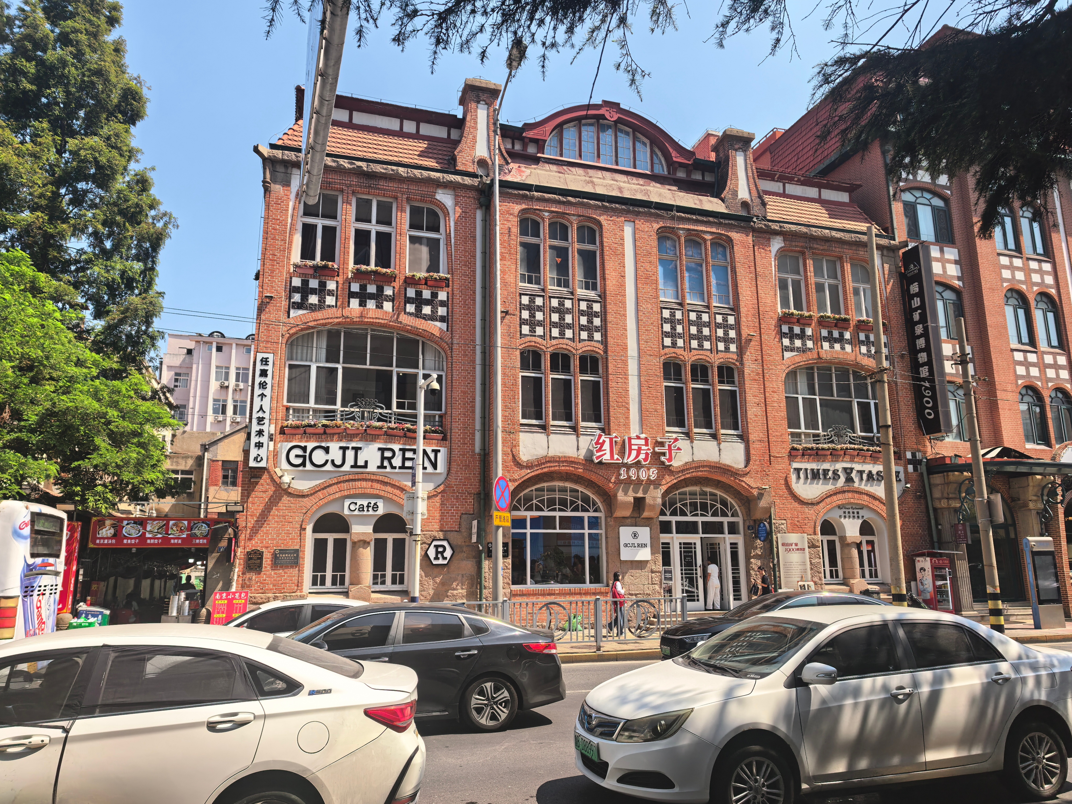 任嘉伦红房子成青岛景点任嘉伦的红房子是一个来了不想走，去了还想再去的地方，因为一