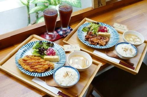 一日三餐中，晚餐应相对少吃。

从生理规律看，夜间人体代谢放缓，活动量减少，能量