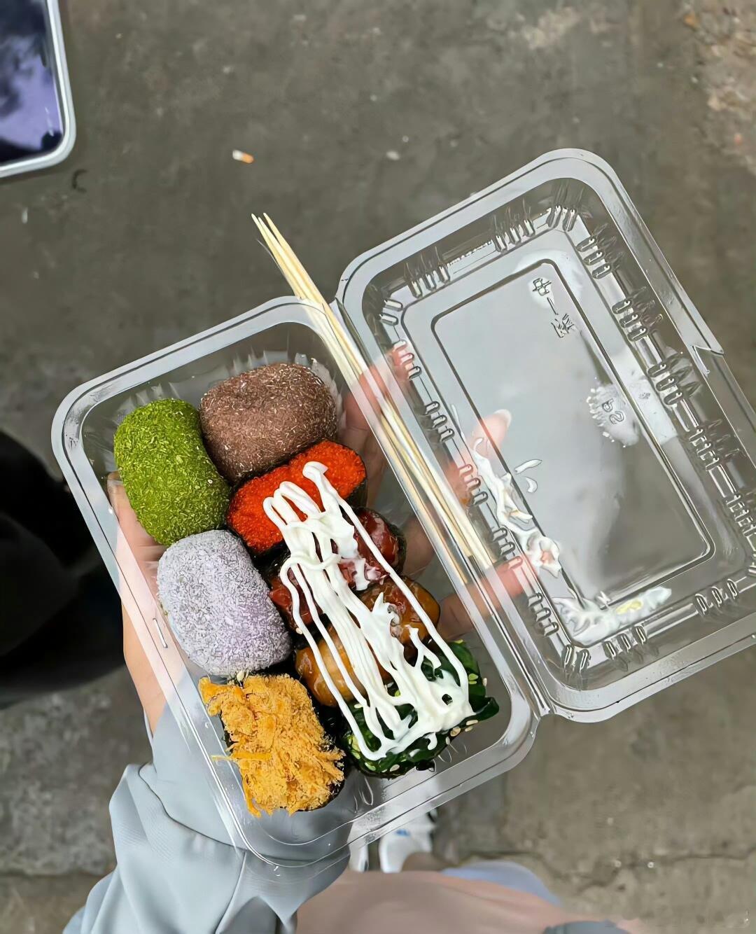 有了小电驴后的常态：东市买寿司，西市买咖啡。别人骑车是为了通勤，我骑车是为了到处