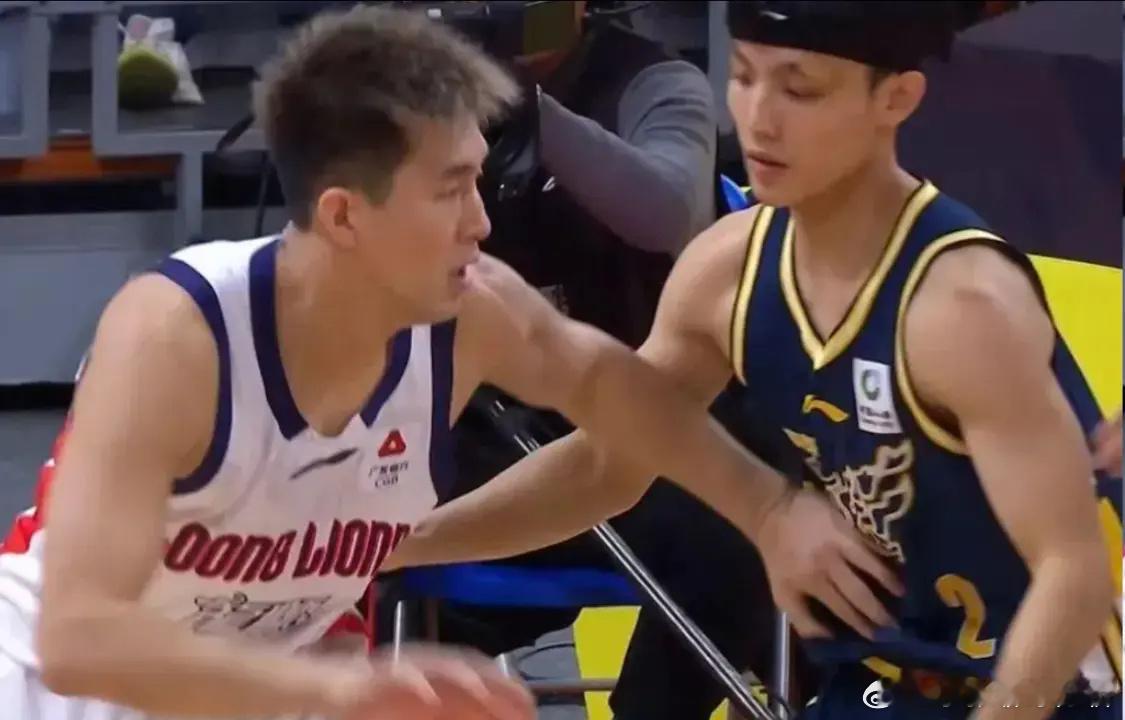 拿600万，男篮一哥化身“CBA伦纳德”，球迷：广州的钱真好赚作为这支广州男篮的