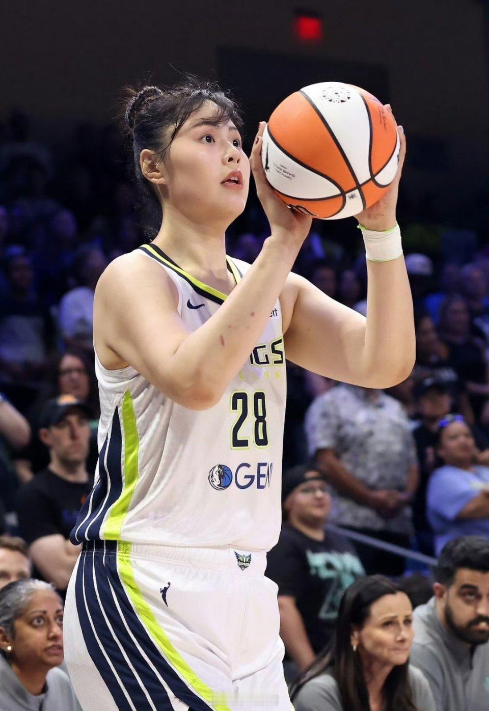 WNBA飞翼队官方：李月汝左膝前交叉韧带扭伤，将缺席本赛季剩余比赛。李月汝在8月