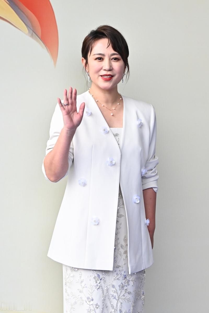 今天马丽在厦门出席时尚活动，她这回穿了一身白色的衣服，看起来特别的显年轻。

马