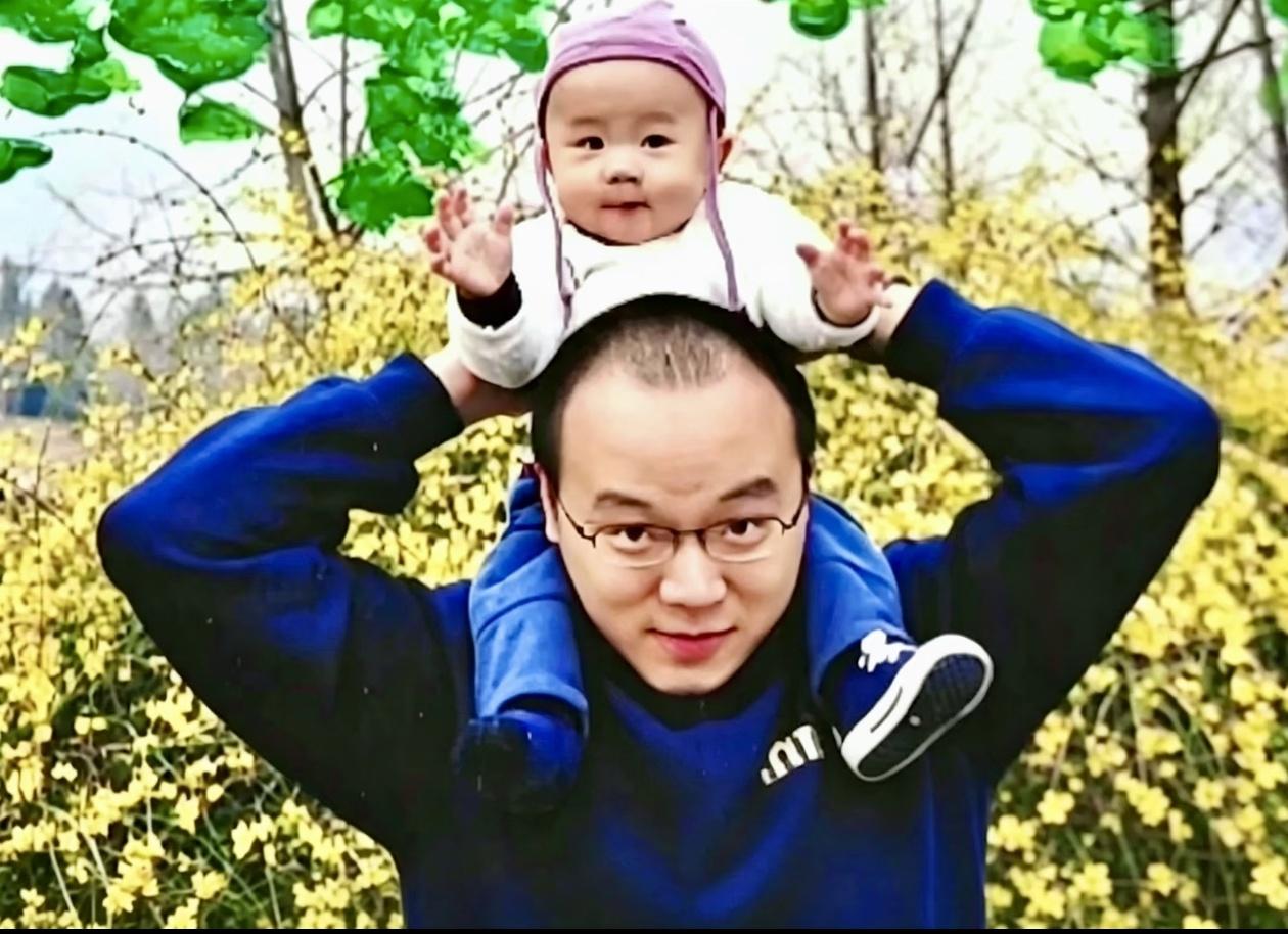 罕见窦唯与孩子同框啊！

仔细看看，窦唯这应该是在田间与孩子合照吧！有网友说：这