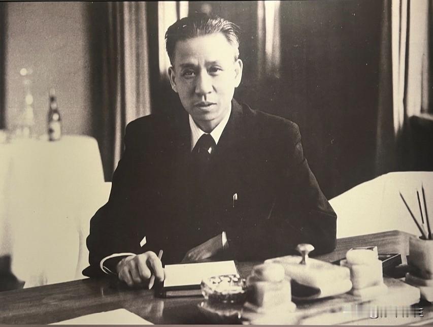 认识这个风度翩翩的帅哥的人的历史，特别是中囯近代史绝对不会差！

您认识么？