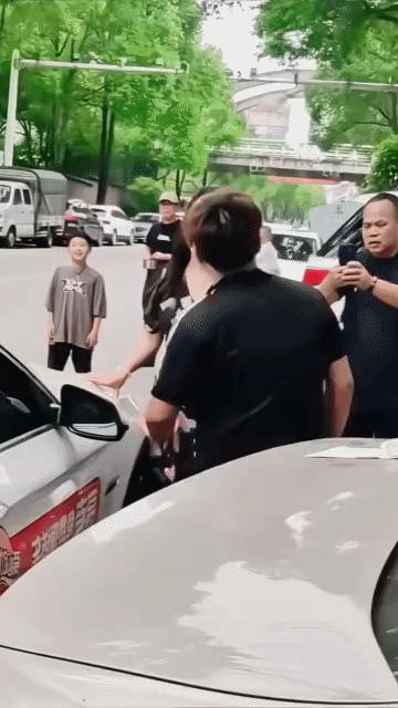 碰到这种极品怎么办？挡着你的车，来了之后不挪车，反而一个劲的搞怪嘲讽。打不得骂不