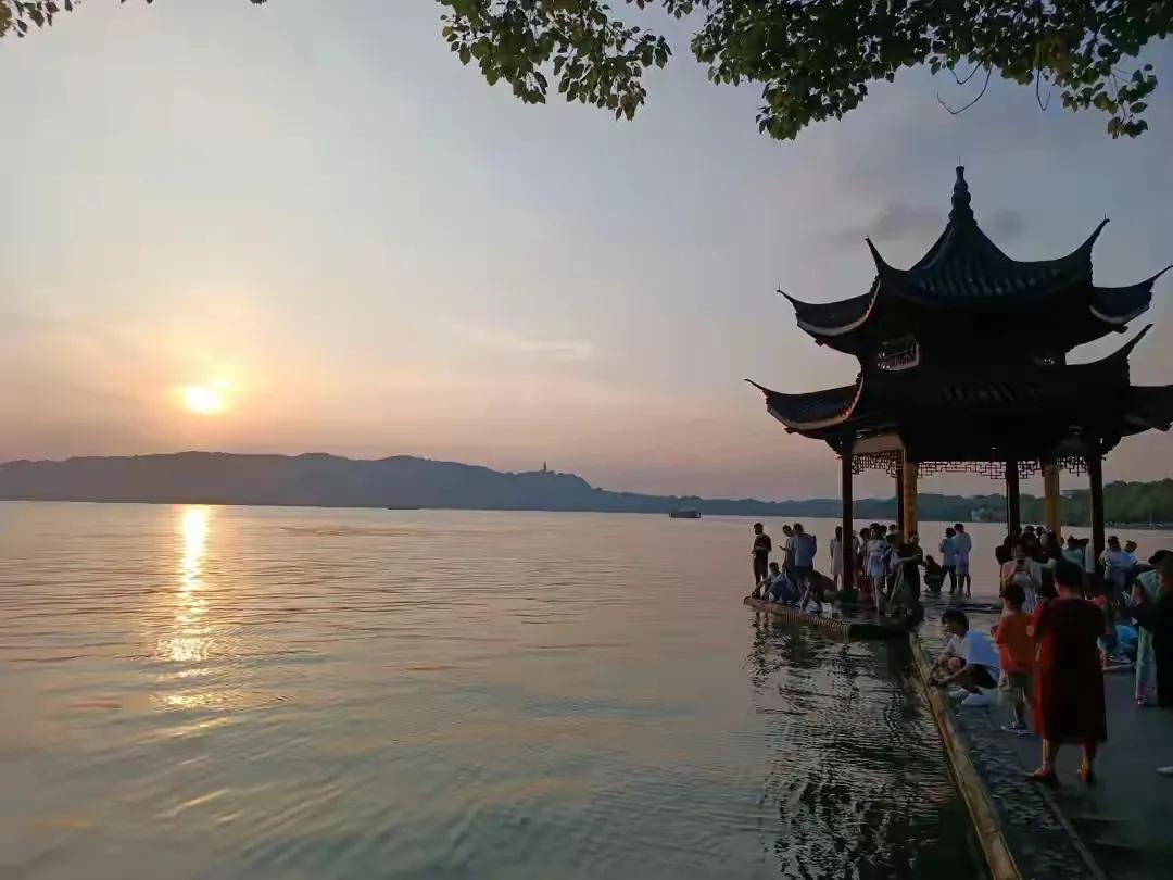 西湖每天的夕阳都是不一样的，美的让人陶醉，美的让人流连忘返。夕阳的变化也跟人生一