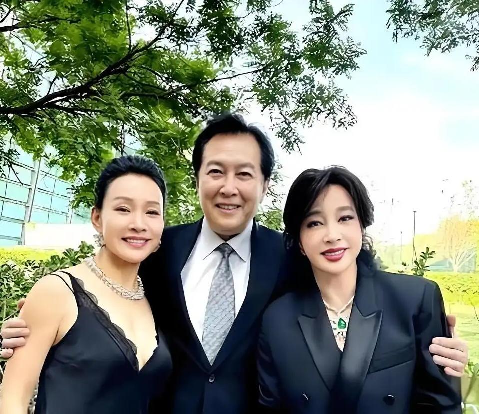 “妹妹找哥泪花流，不见哥哥心忧愁…”过了多少年，电影《小花》里的“哥哥”和两个“