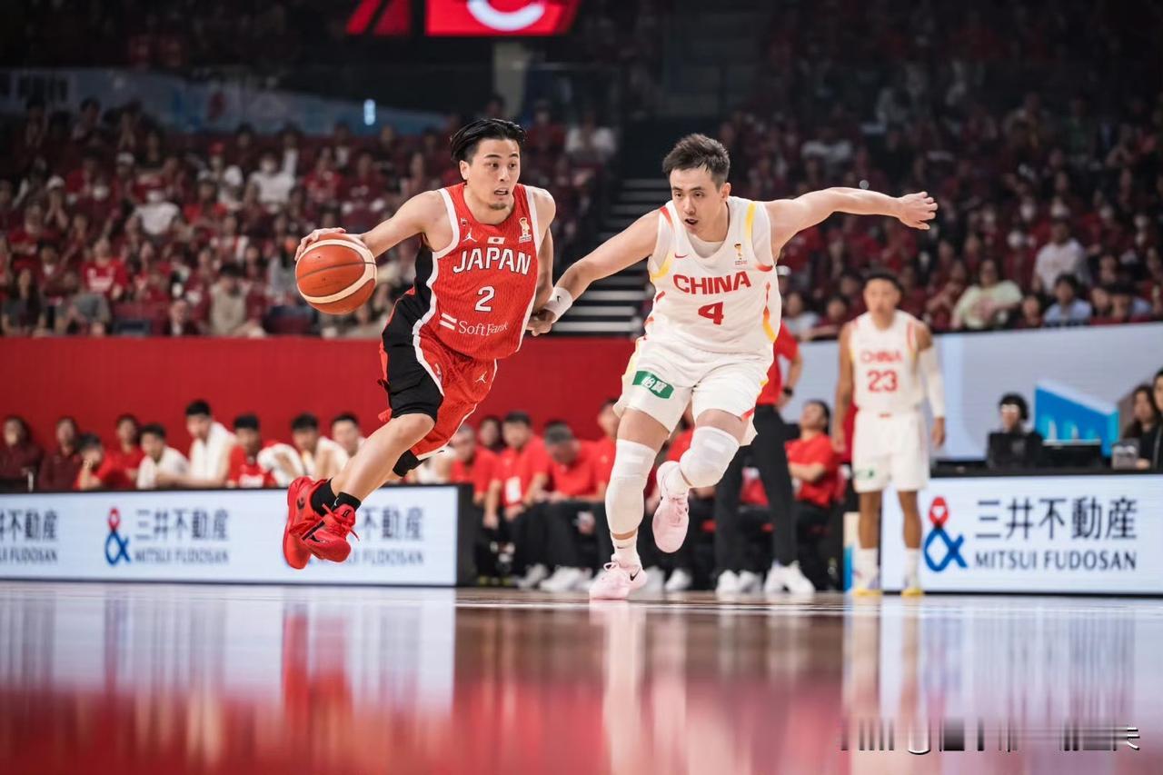 逆转日本，赵继伟记头功！裁判和日本后卫都表示无计可施，中国队五位球员得分上双，胡