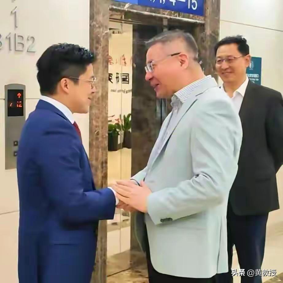 霍启刚先生拜访复旦大学中国研究院
