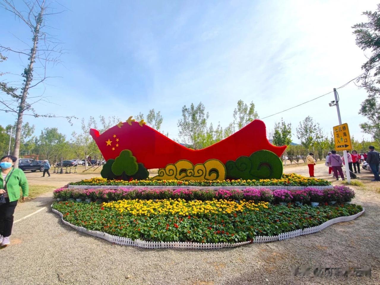 北京秋天的色彩，不止有枯藤老树，无边落木，也有漫山红遍，层林尽染。
每年秋天，在