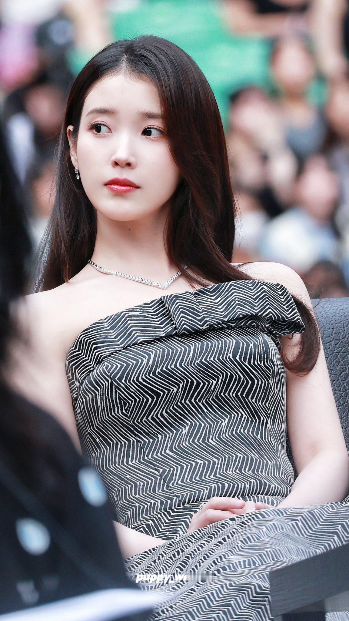 IU  🌸IU李知恩AAA2025年度演员大赏 251206 IU参加AAA颁