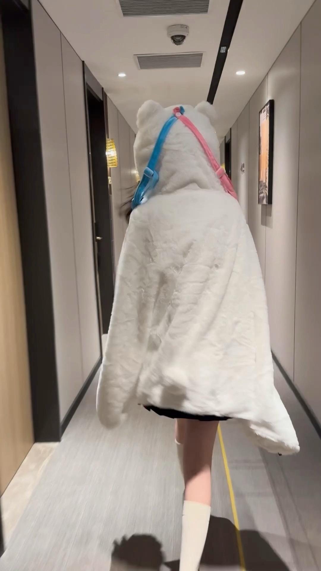 她一定比我成熟