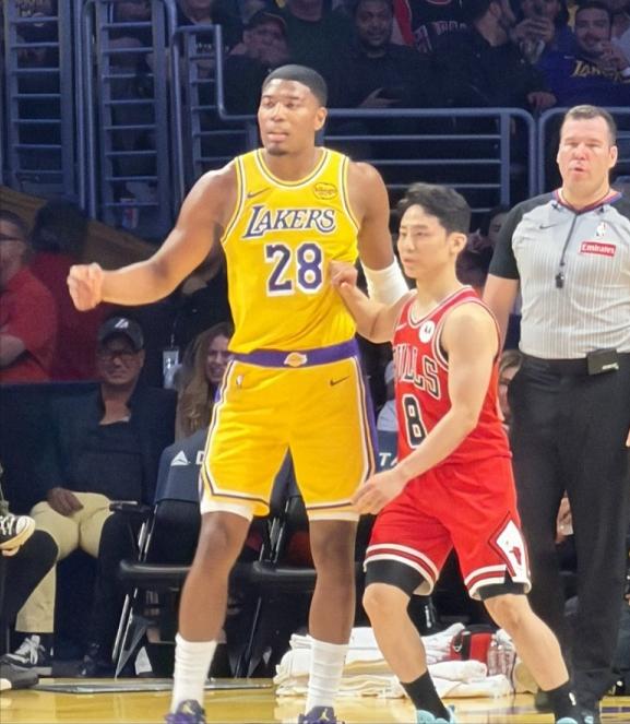 NBA又有“日本德比”了！

公牛对阵湖人，八村塁与河村勇辉对位，两个日本球员同