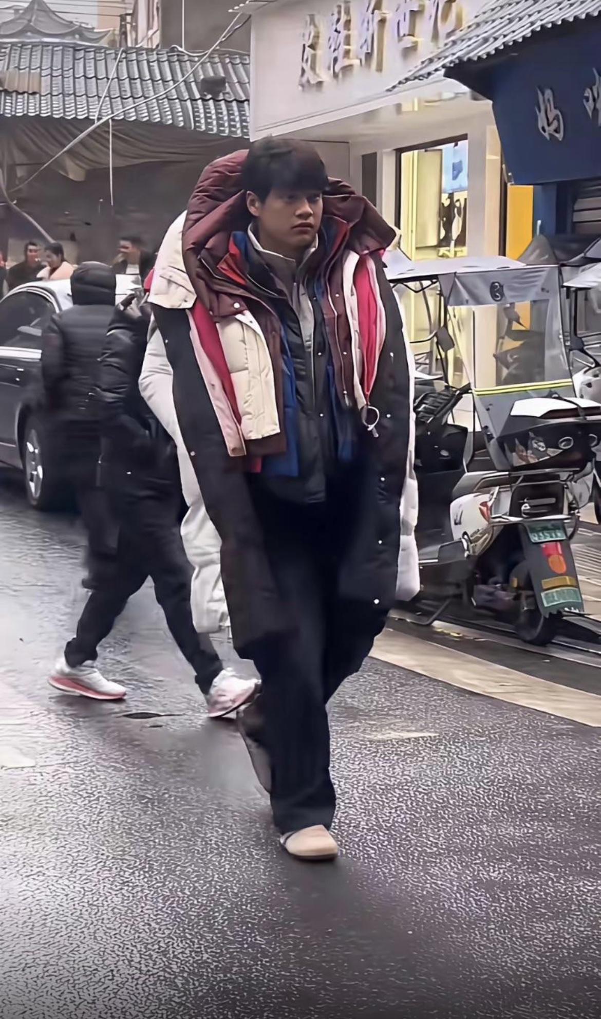 不得不说，小伙子这穿搭真是走在国际前沿[泣不成声]