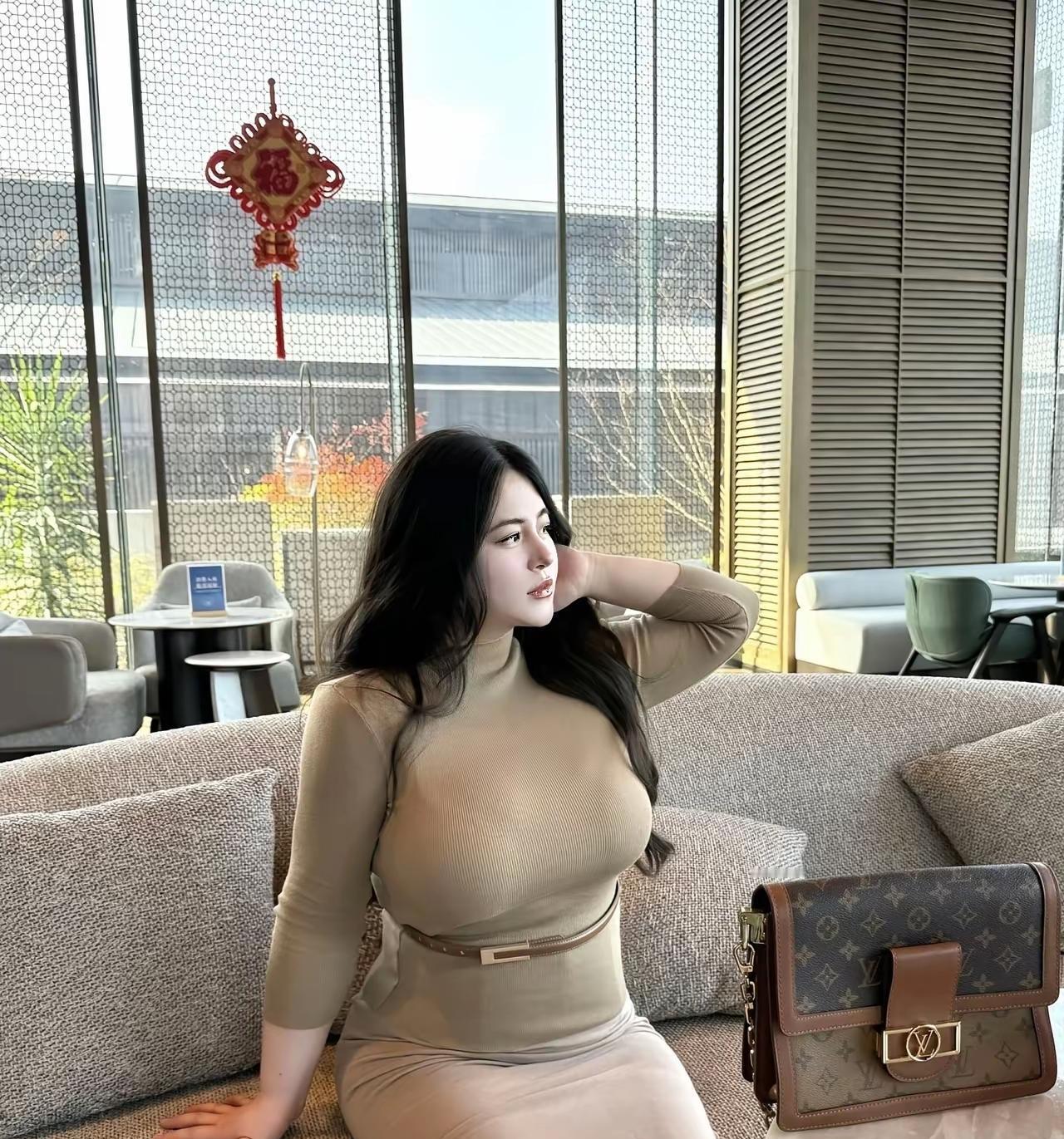 你还在穿那些“假装年轻”的衣服？30岁后，衣柜里这3样东西，早该扔了！
**痛点