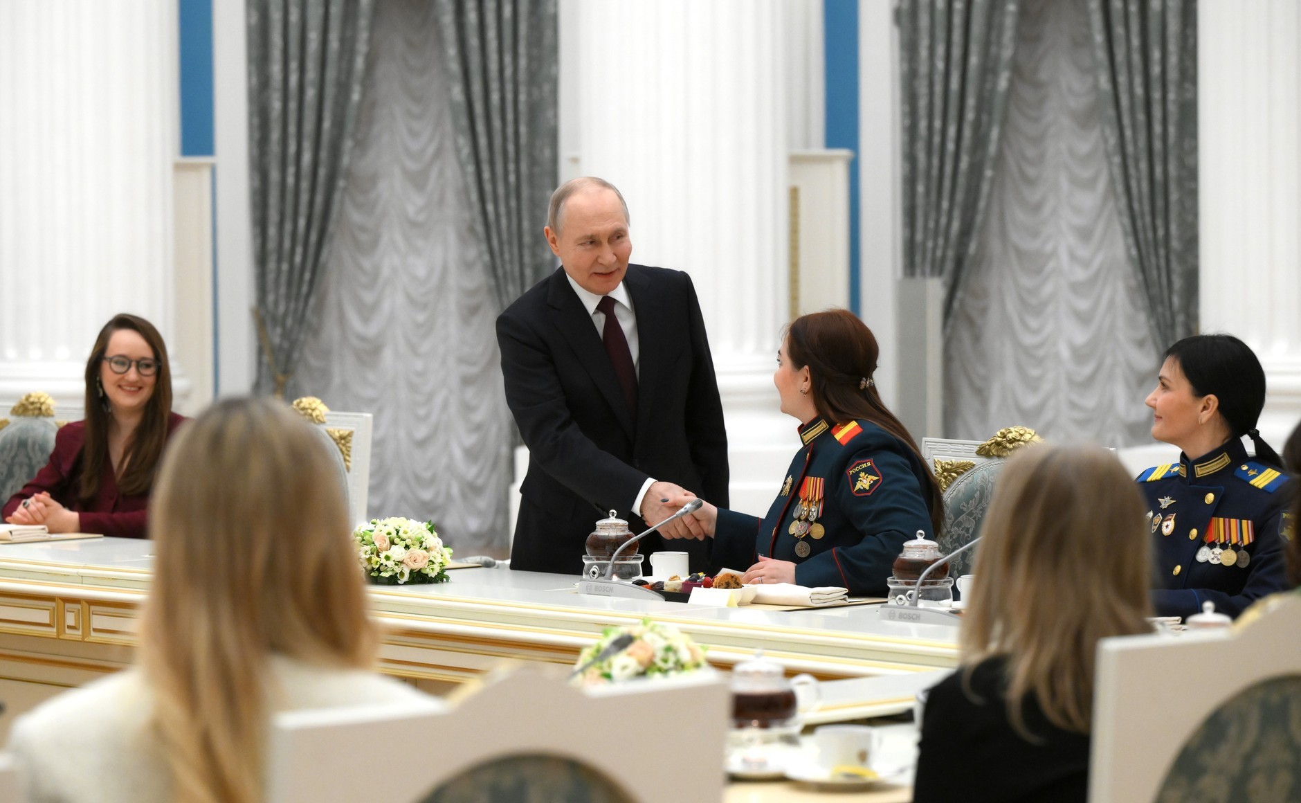 瓦洛佳小朋友  庆祝国际妇女节活动在国际妇女节来临之际，弗拉基米尔·普京在克里姆