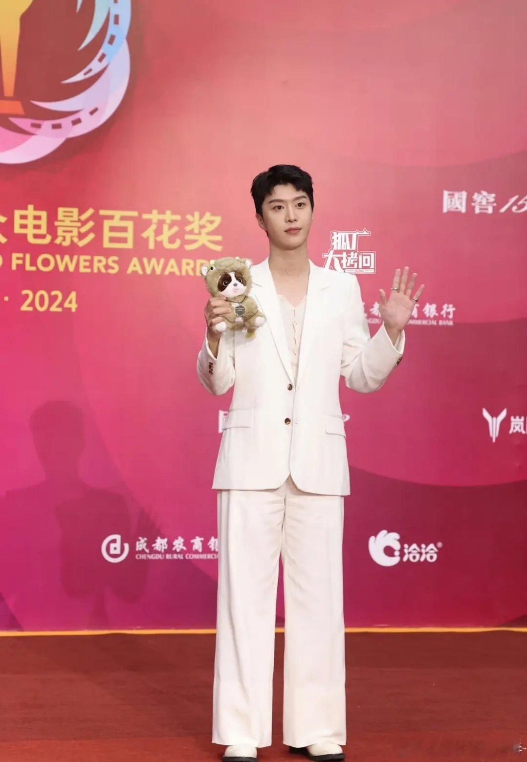 范丞丞和刘耀文的脖子怎么统一变短了？ ​​​