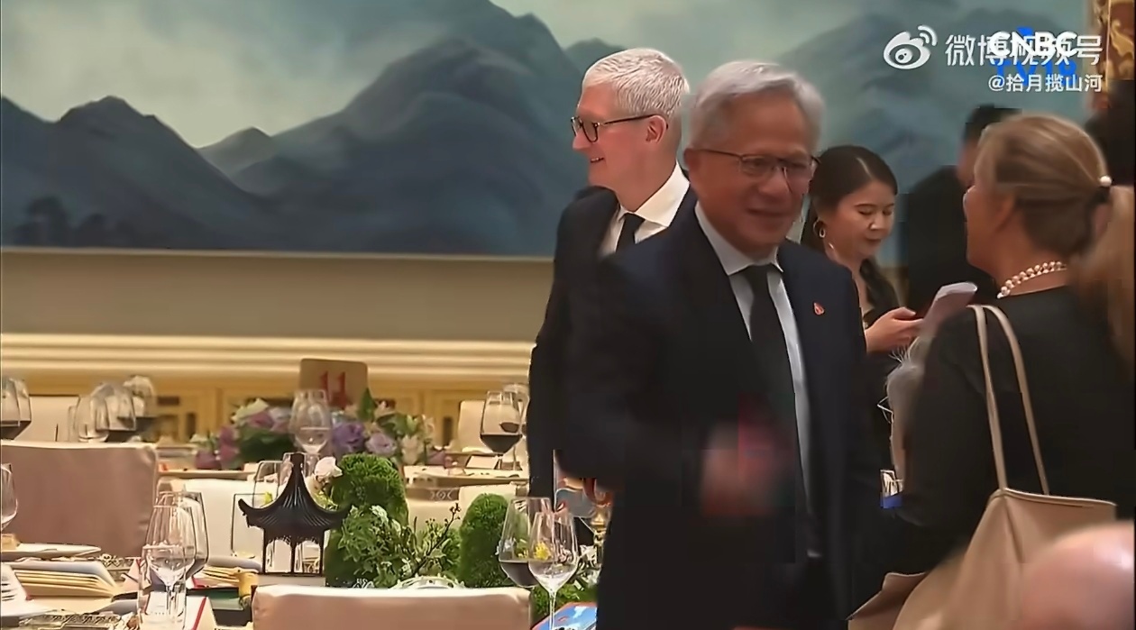 特朗普访华欢迎宴会很少看到黄仁勋和库克同框黄仁勋穿西装也比较少见库克马上退了这也